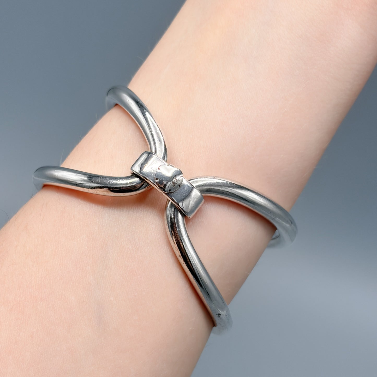 Hans Hansen Modernist Hinged Screw Closure Bangle no 255