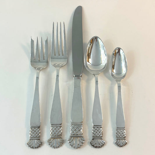 Estate Old Newbury Crafters Sterling Silver 5 Piece Place Setting in the "Grenada" Pattern Service of 8 (40 Pieces)