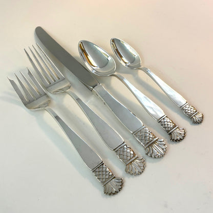 Estate Old Newbury Crafters Sterling Silver 5 Piece Place Setting in the "Grenada" Pattern Service of 8 (40 Pieces)