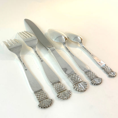 Estate Old Newbury Crafters Sterling Silver 5 Piece Place Setting in the "Grenada" Pattern Service of 8 (40 Pieces)