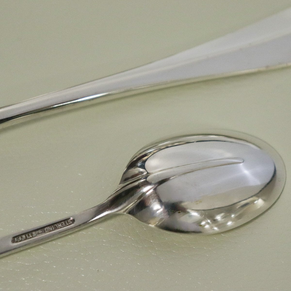 Stieff Williamsburg Queen Anne Sterling Silver Ice Cream Spoon – 5 5/8″ – Excellent Condition