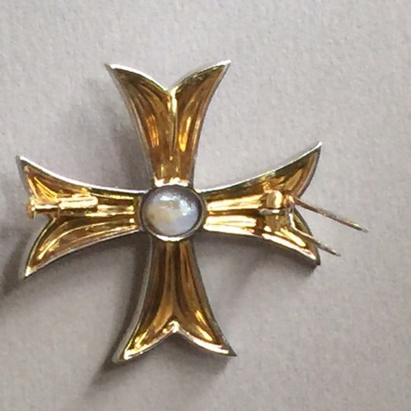 Buccellati Maltese Cross 18K Yellow Gold Brooch With Star Saphire